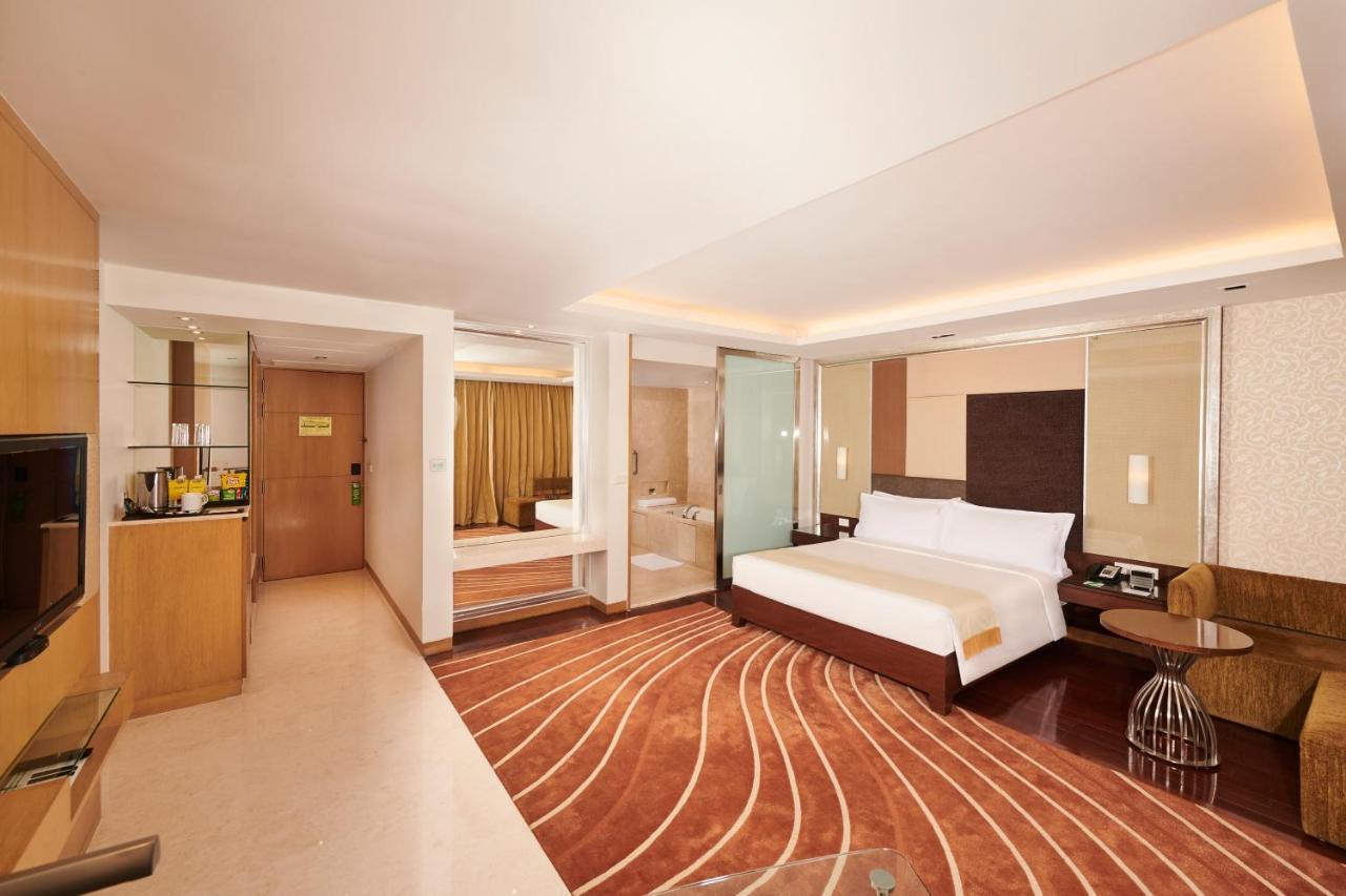 Holiday Inn Mumbai International Airport By Ihg Ngoại thất bức ảnh Suite at the Taj Mahal Palace, Mumbai