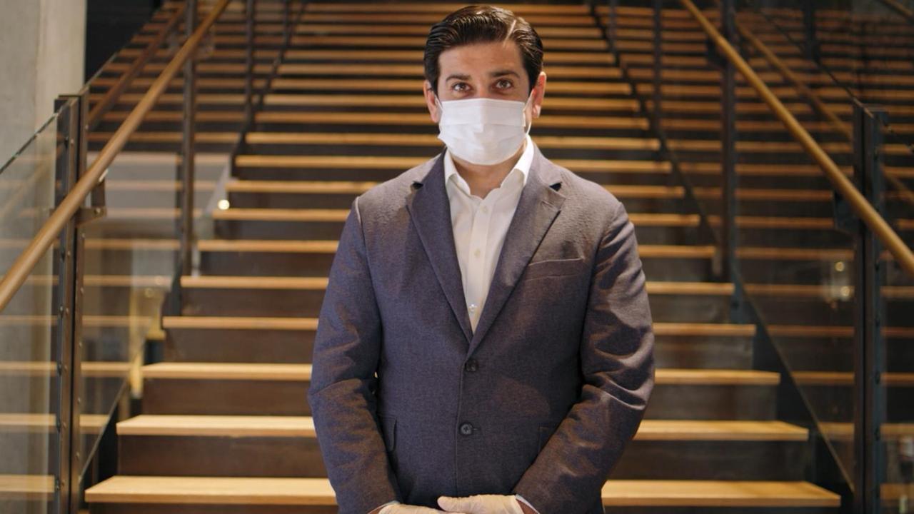 Holiday Inn Mumbai International Airport By Ihg Ngoại thất bức ảnh A hotel employee wearing a face mask