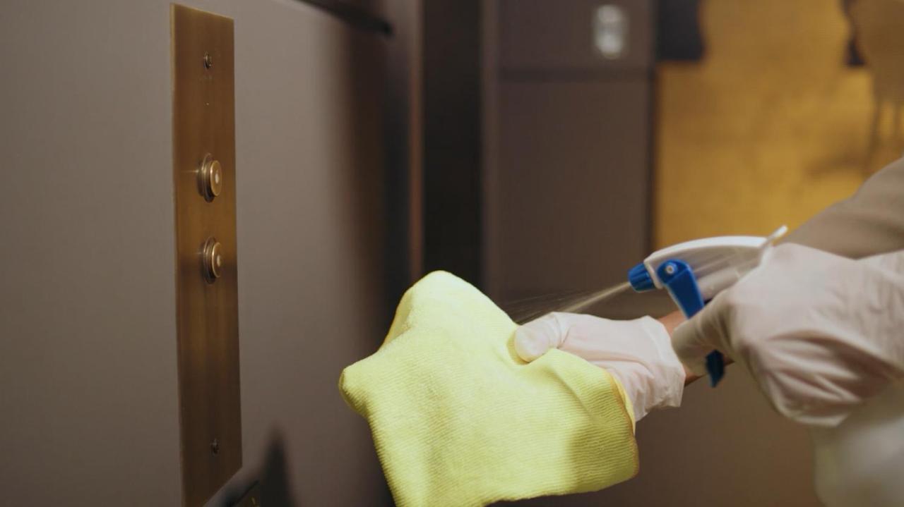 Holiday Inn Mumbai International Airport By Ihg Ngoại thất bức ảnh Disinfection of elevator buttons