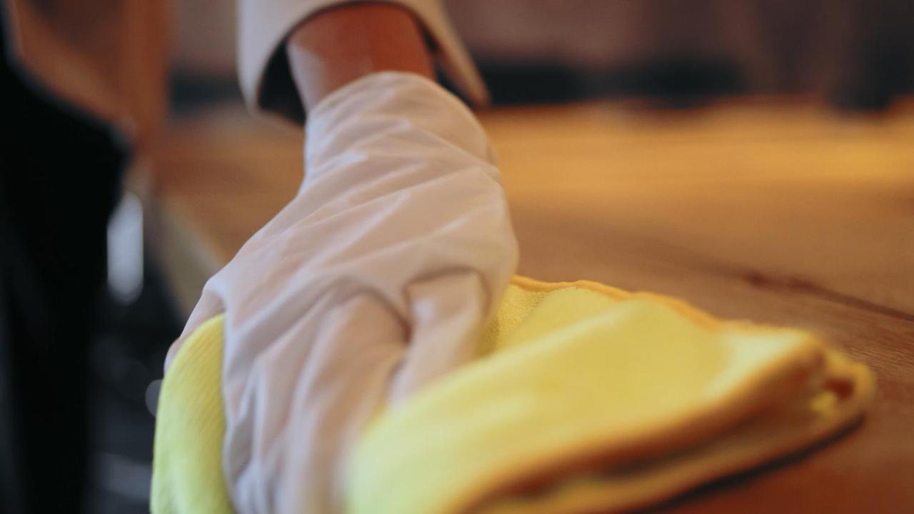 Holiday Inn Mumbai International Airport By Ihg Ngoại thất bức ảnh A person receiving a shiatsu massage