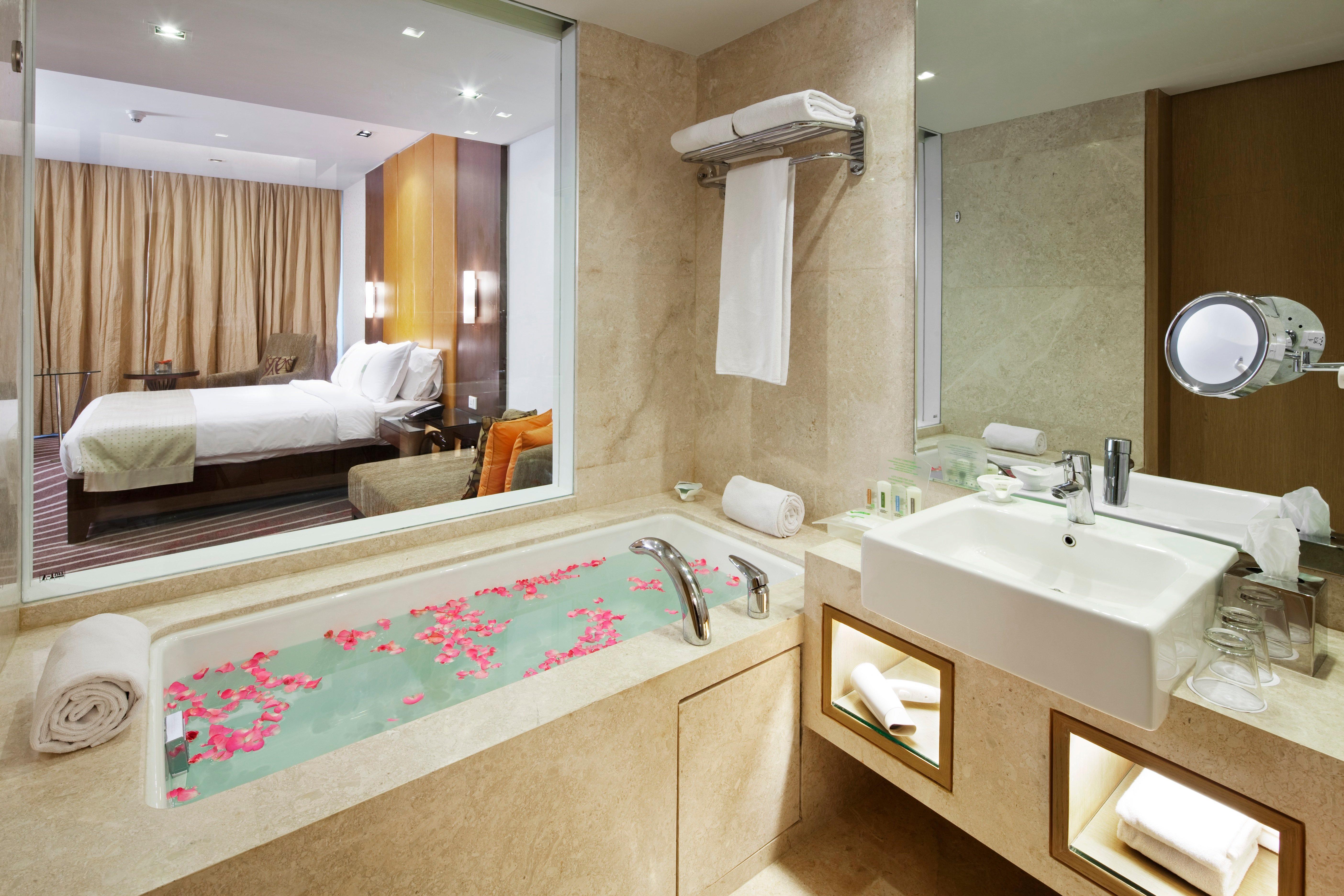 Holiday Inn Mumbai International Airport By Ihg Ngoại thất bức ảnh A bathroom in a hotel
