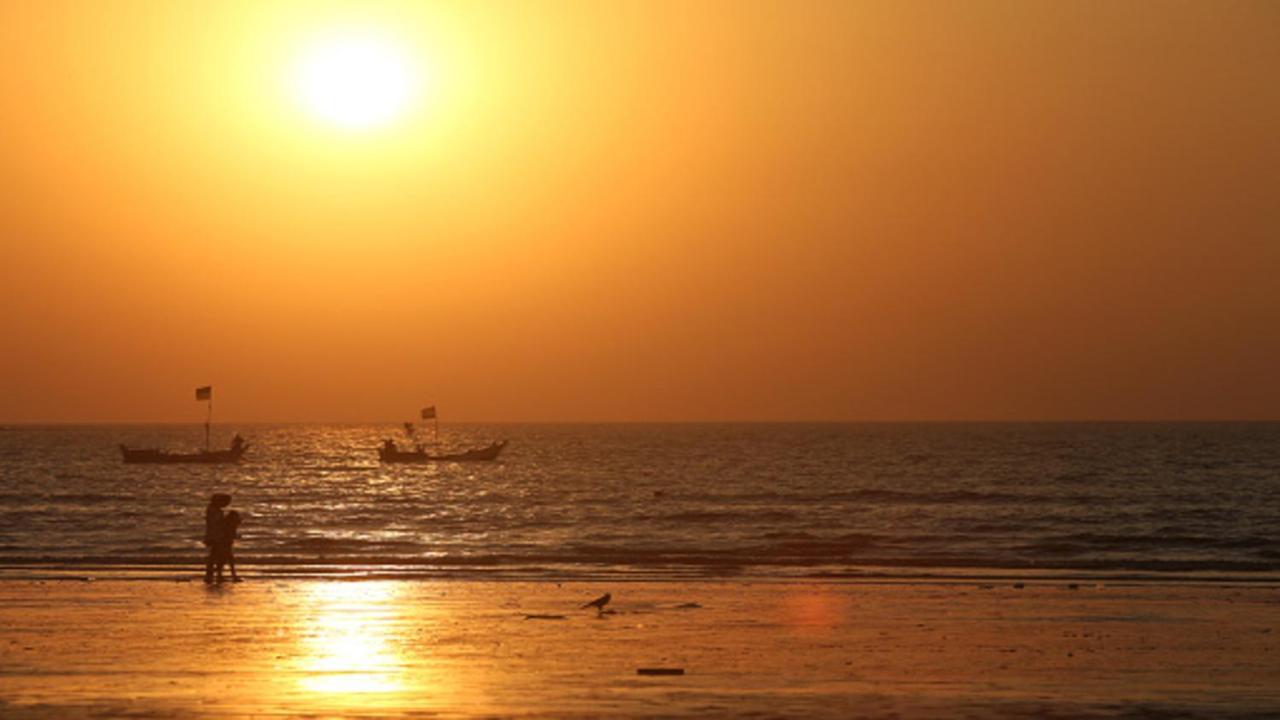 Holiday Inn Mumbai International Airport By Ihg Ngoại thất bức ảnh Sunset at the beach