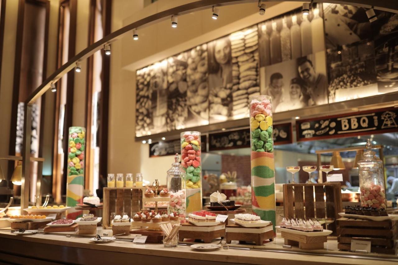 Holiday Inn Mumbai International Airport By Ihg Ngoại thất bức ảnh The buffet at the lobby