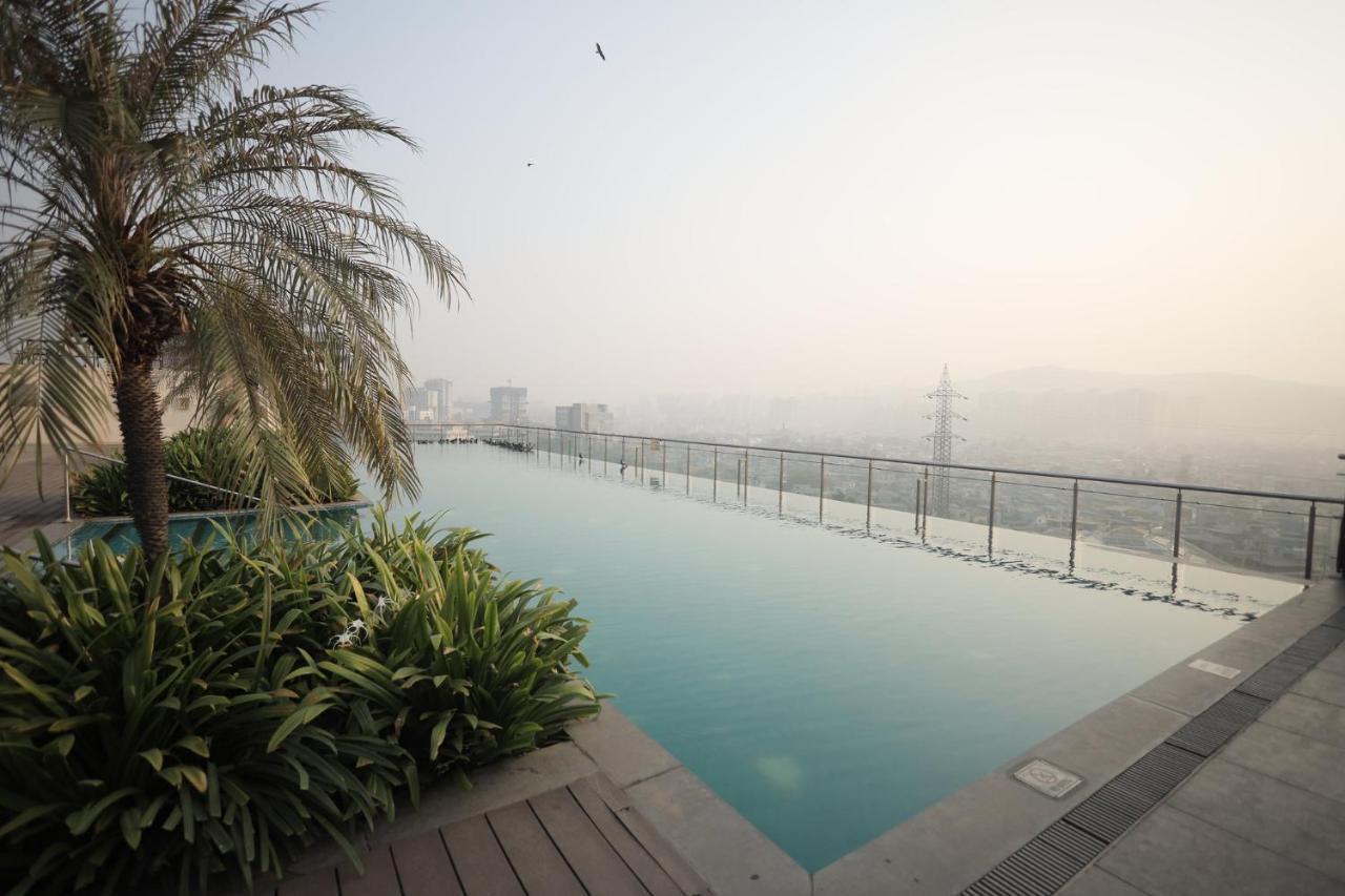 Holiday Inn Mumbai International Airport By Ihg Ngoại thất bức ảnh Infinity pool at the Oberoi, Mumbai
