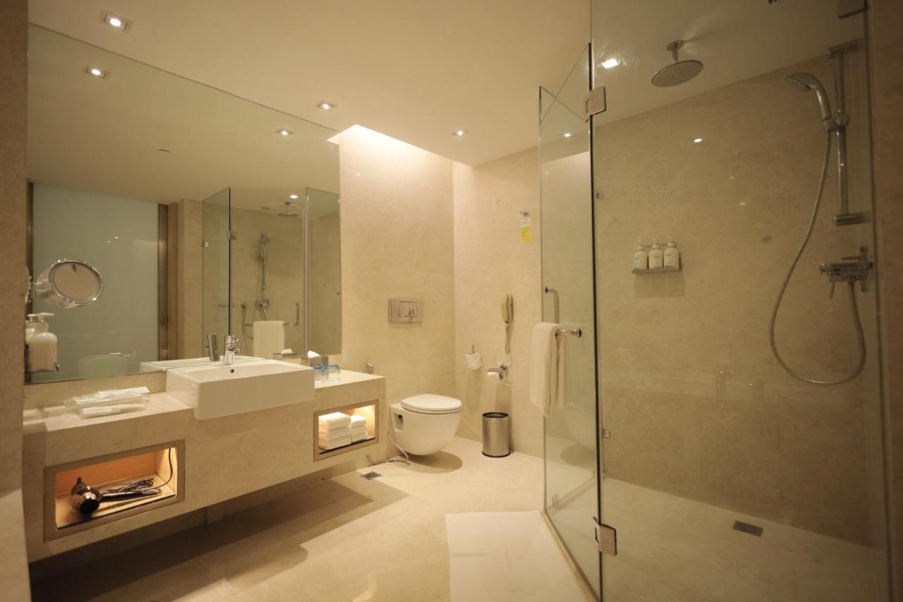 Holiday Inn Mumbai International Airport By Ihg Ngoại thất bức ảnh A modern bathroom