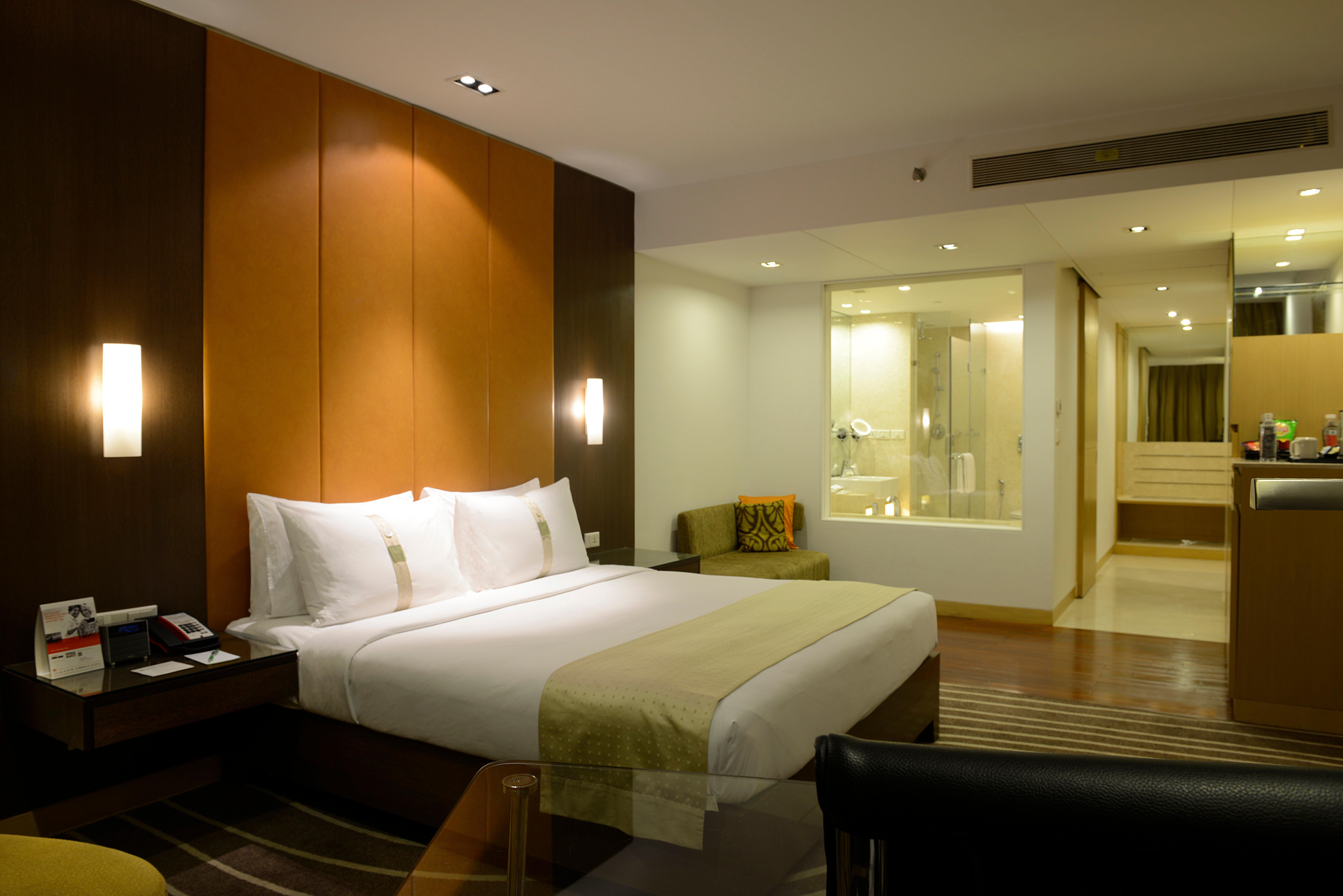 Holiday Inn Mumbai International Airport By Ihg Ngoại thất bức ảnh A suite at the Taj Mahal Palace, Mumbai