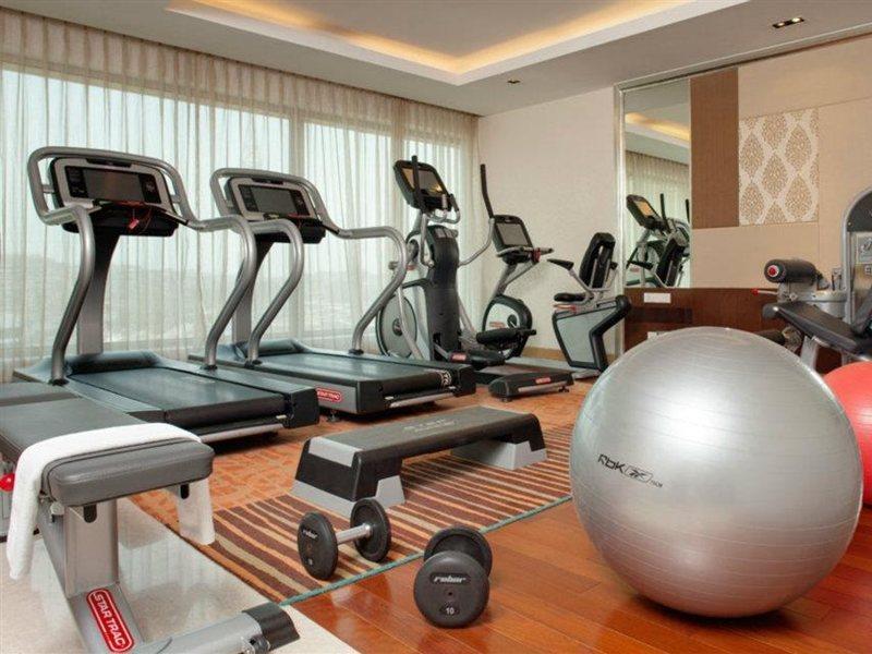 Holiday Inn Mumbai International Airport By Ihg Ngoại thất bức ảnh A gym at a hotel