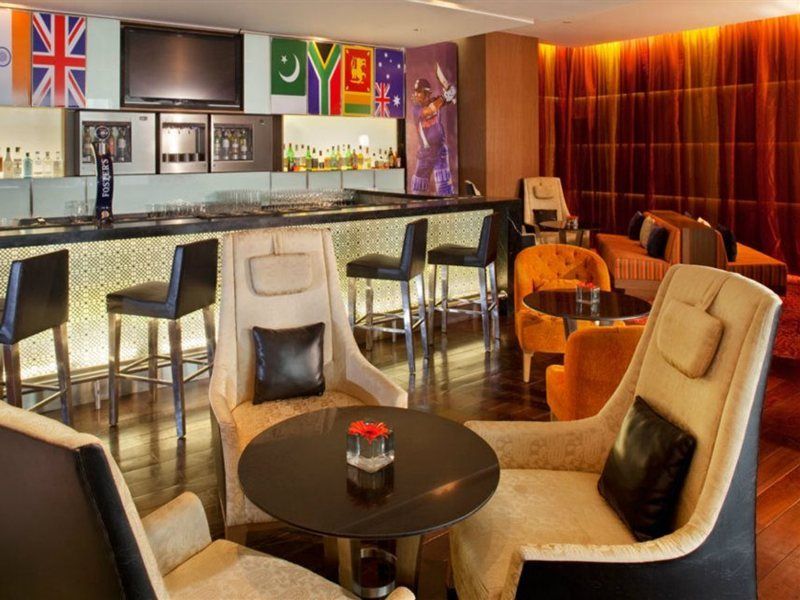 Holiday Inn Mumbai International Airport By Ihg Ngoại thất bức ảnh The bar at the lounge